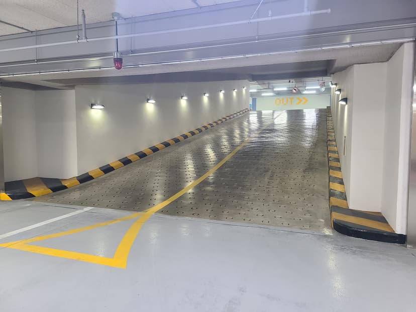 더예스클라우드 주차장 지하램프